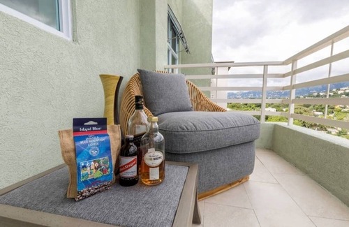 New Kingston Condominio | "The Oasis" PH 1 BR with AC, WiFi, complimentary Netflix & 24/7 security.
