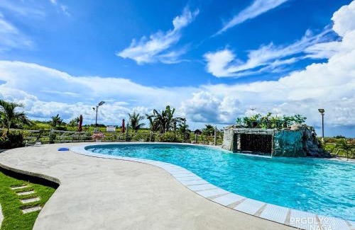 San Fernando Villa | THE OASIS RESORT Casa Bien 3BR, 2TB, Pool,Wifi, Videoke, BBQ, Balcony, Guest , Near Naga City