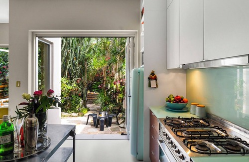 Redfern Casa | The Oasis tropical paradise: huge architect designed sandstone hideaway +pets✔️