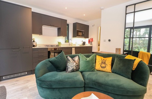 Dorking Cabaña | THE OBSERVATORY ANNEXE, pet friendly, with a garden in Dorking