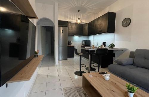 Nea Alikarnassos Apartamento | The Obsidian Suite , next to Heraklion Airport