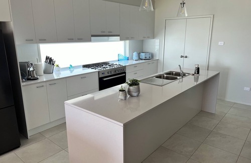 Tuross Head Casa | The Ocean’s Edge is a contemporary coastal home with stunning beach views.