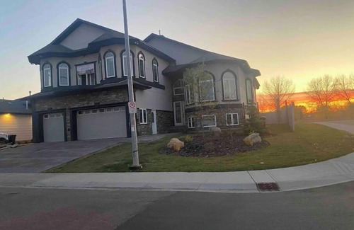 Timberlea Casa | The Oilsands Manor