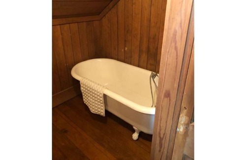 Allardt Casa | The Old Allardt Schoolhouse