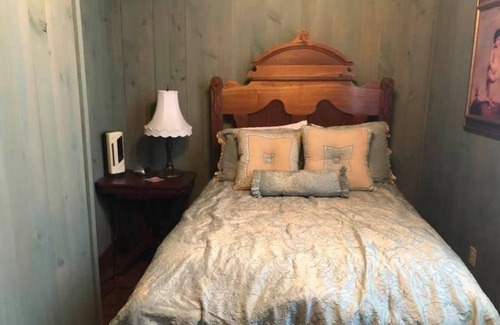Allardt Casa | The Old Allardt Schoolhouse