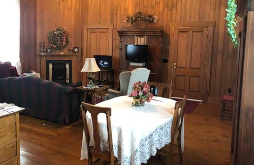 Allardt Casa | The Old Allardt Schoolhouse