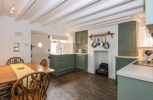 Newborough Cabaña | THE OLD BAKERY COTTAGE, pet friendly, with a garden in Peterborough