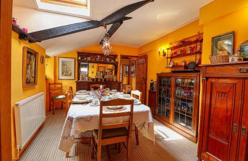 Williton Cama Y Desayuno | The Old Bookshop