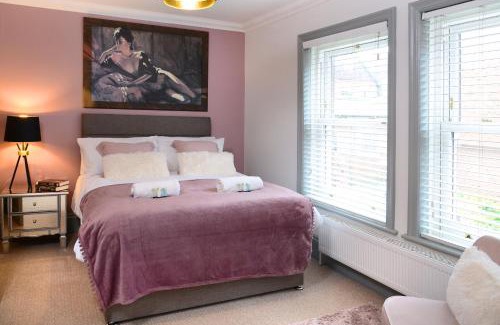 Winchester Casa | The Old Brewery Boardroom - Winchester City Centre - Unique Property - Free Parking - Sleeps 6 - by XPlus Stays