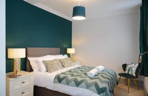 Winchester Casa | The Old Brewery Boardroom - Winchester City Centre - Unique Property - Free Parking - Sleeps 6 - by XPlus Stays