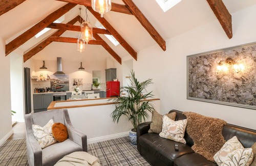 Helford Passage Cabaña | THE OLD BYRE, pet friendly, luxury holiday cottage in Mawnan Smith