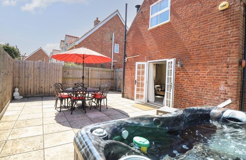 Foxley Cabaña | THE OLD CHAPEL, family friendly, with hot tub in Bawdeswell