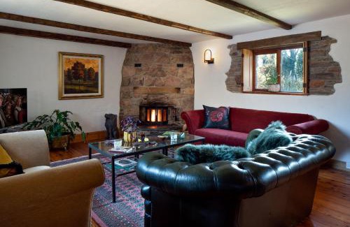 Totnes Casa | The Old Coach House - Converted barn with private garden parking and fireplace