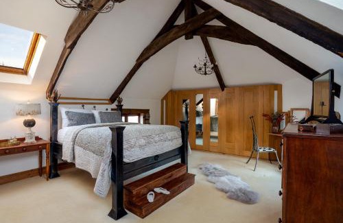Totnes Casa | The Old Coach House - Converted barn with private garden parking and fireplace