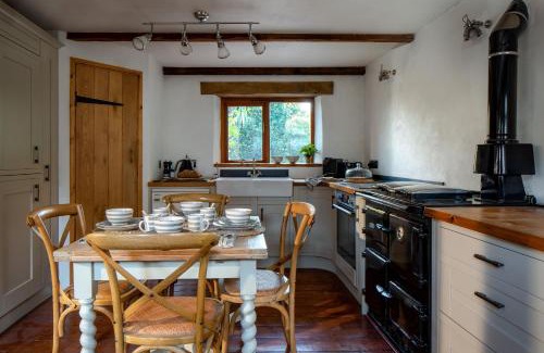 Totnes Casa | The Old Coach House - Converted barn with private garden parking and fireplace