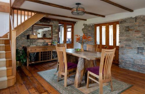 Totnes Casa | The Old Coach House - Converted barn with private garden parking and fireplace