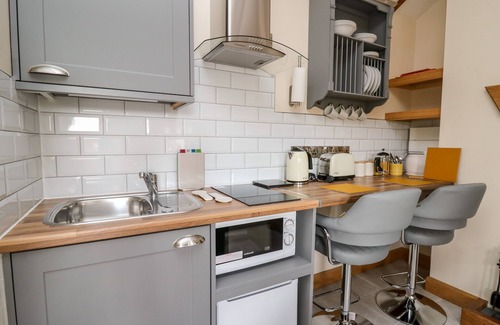 Tirabad Cabaña | THE OLD COBBLERS SHOP, romantic, with hot tub in Llandrindod Wells
