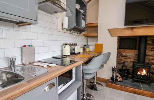 Tirabad Cabaña | THE OLD COBBLERS SHOP, romantic, with hot tub in Llandrindod Wells