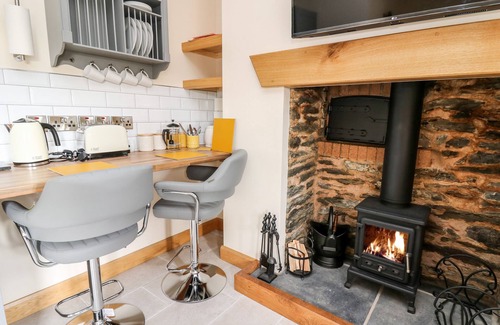 Tirabad Cabaña | THE OLD COBBLERS SHOP, romantic, with hot tub in Llandrindod Wells