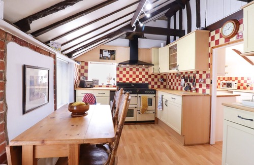 Blythburgh Cabaña | THE OLD CUSTOM HOUSE, pet friendly, with open fire in Wangford