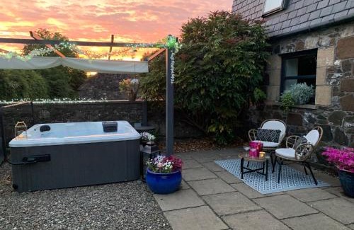 Cupar Apartamento | The Old Dairy - Cosy Country Cottage with Hot Tub & Log Burner
