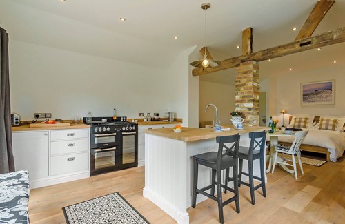 Plumpton Green Cabaña | The Old Dairy At Wooton - UKC4355