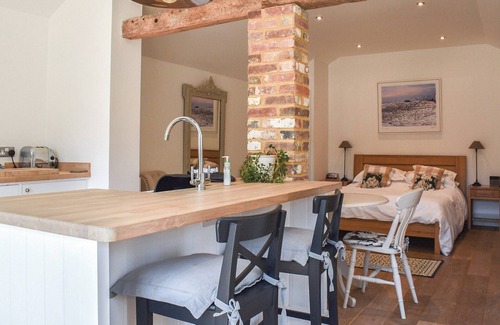 Plumpton Green Cabaña | The Old Dairy At Wooton - UKC4355