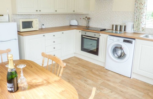 Christchurch Cabaña | The Old Dairy Holiday Cottage, OAKFORD