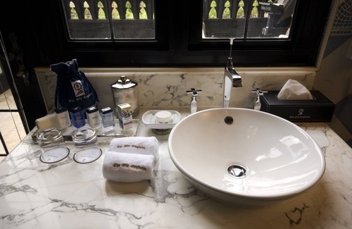 Ren'ai Hotel | The Old England Manor
