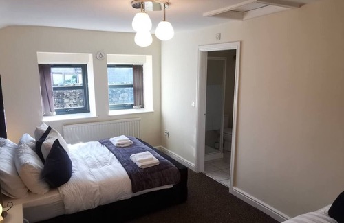 Bradford Cabaña | "The Old Forge"- 5 minutes away from motorway