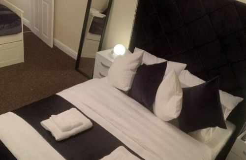 Bradford Cabaña | "The Old Forge"- 5 minutes away from motorway
