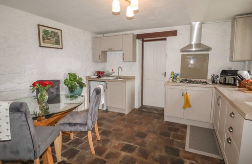 Pentre Halkyn Cabaña | THE OLD HALL, with a garden in Holywell