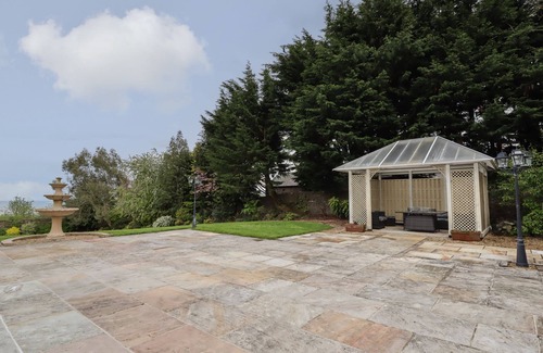 Pentre Halkyn Cabaña | THE OLD HALL, with a garden in Holywell