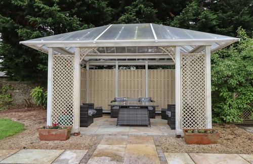 Pentre Halkyn Cabaña | THE OLD HALL, with a garden in Holywell