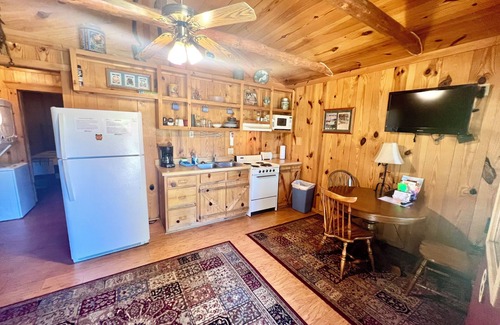 Mountain View Cabina | The Old Home Place in amazing Mountain View, close to the courthouse square