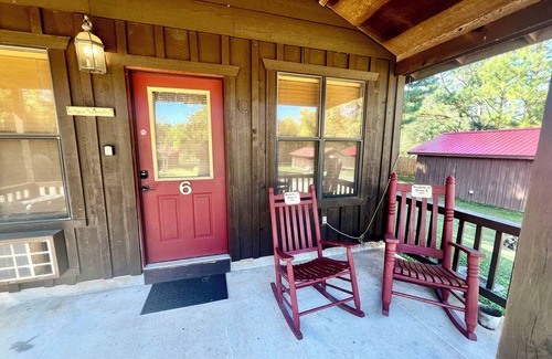Mountain View Cabina | The Old Home Place in amazing Mountain View, close to the courthouse square
