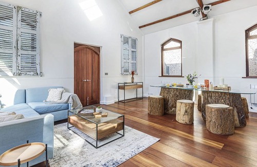 Winfrith Newburgh Casa | This delightful and unique former chapel dating from 1914 is located in the popular village of Winfr