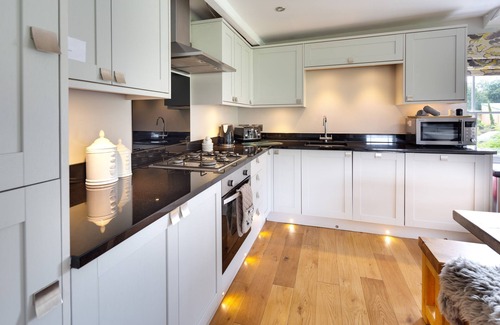 Alfreton Cabaña | The Old Milking Parlour - 6 bedroom property with hot tub