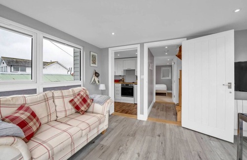 Martlesham Heath Casa | The Old Pilot Hut, Felixstowe Ferry, Amazing Views