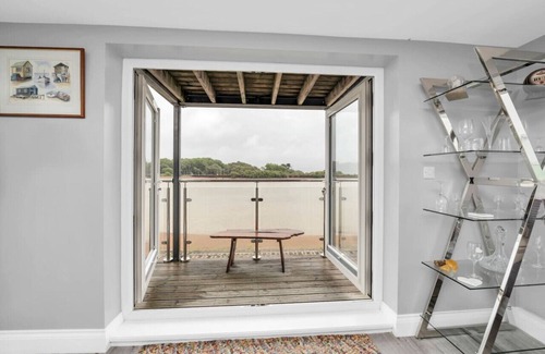Martlesham Heath Casa | The Old Pilot Hut, Felixstowe Ferry, Amazing Views