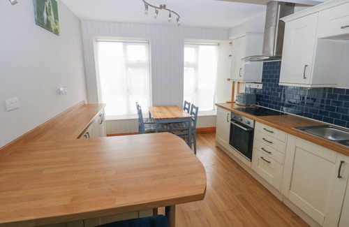 Haverfordwest Cabaña | THE OLD POST OFFICE, pet friendly, with hot tub in Letterston