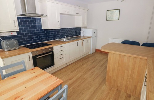 Haverfordwest Cabaña | THE OLD POST OFFICE, pet friendly, with hot tub in Letterston