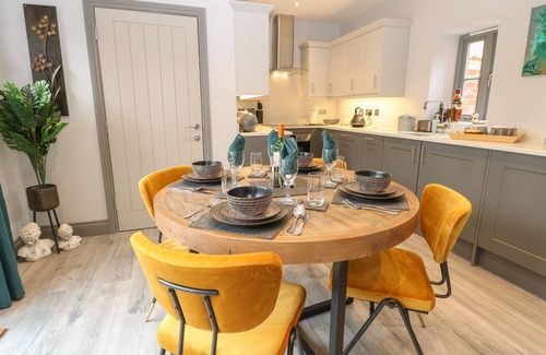 Norwich Cabaña | THE OLD RECTORY COACH HOUSE, family friendly in Rockland St Mary