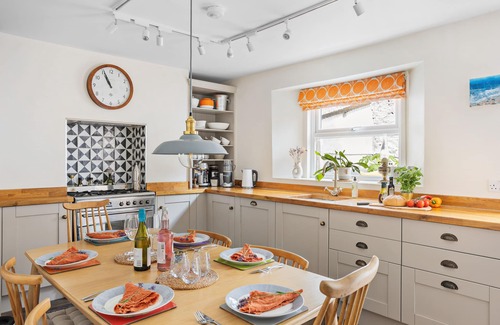 Galmpton Cabaña | The Old Shop House - sleeps 6 guests in 3 bedrooms
