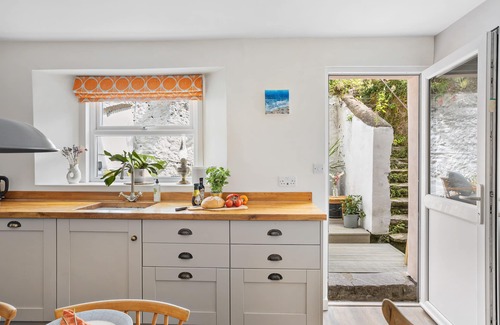 Galmpton Cabaña | The Old Shop House - sleeps 6 guests in 3 bedrooms
