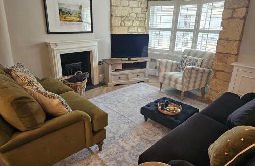 Winchcombe Casa | The Old Shop - Stylish Cotswold Cottage, Sleeps 6