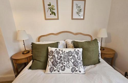 Winchcombe Casa | The Old Shop - Stylish Cotswold Cottage, Sleeps 6