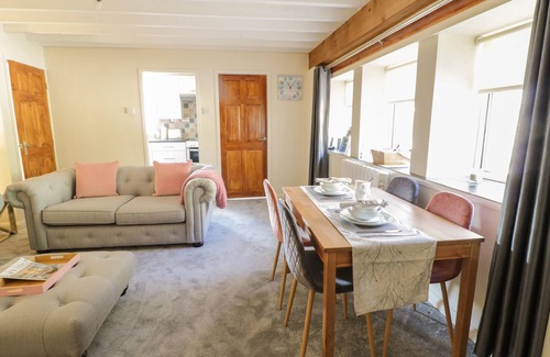 Maentwrog Cabaña | THE OLD SMITHY COTTAGE, with a garden in Penrhyndeudraeth
