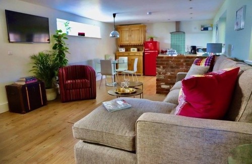 Hollington Cabaña | The Old Smithy is a beautifully restored, luxury barn conversion set in the peaceful village of Hollington, just a short drive from the breathtaking landscapes of the Peak District National Park.