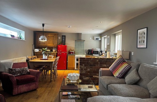 Hollington Cabaña | The Old Smithy is a beautifully restored, luxury barn conversion set in the peaceful village of Hollington, just a short drive from the breathtaking landscapes of the Peak District National Park.